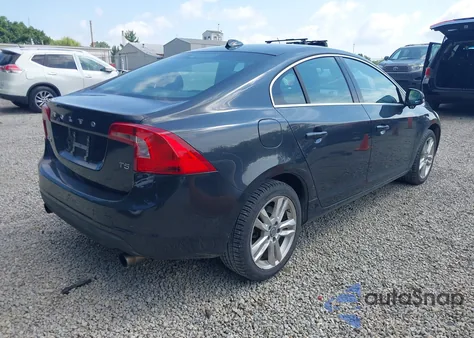 2013 Volvo S60 T5/T5 Platinum/T5 Premier/T5 Premier Plus z USA, uszkodzony, nr VIN YV1612FS1D2209005